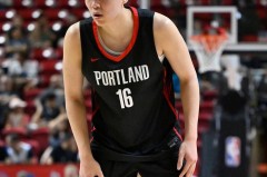 杨瀚森顶住鹈鹕双塔冲击 奉上夏联含金量最高一战？