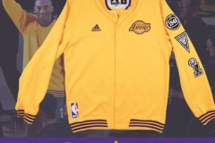 科比退役战热身服 被拍出33.6万美元的价格