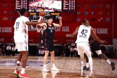 杨瀚森:庆祝动作是队友叫我做的 这周学会了What The Helly