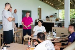 联动！祖巴茨等NBA球员造访卡灵顿，获赠曼联球衣