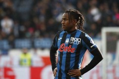 意甲最新动向：穆里尼奥介入恰尔汗奥卢转会，米兰有意埃斯图皮尼安接班特奥