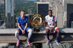 太会整活！帕尔默登贝莱高空与世俱杯奖杯合影，复刻经典为决赛预热！